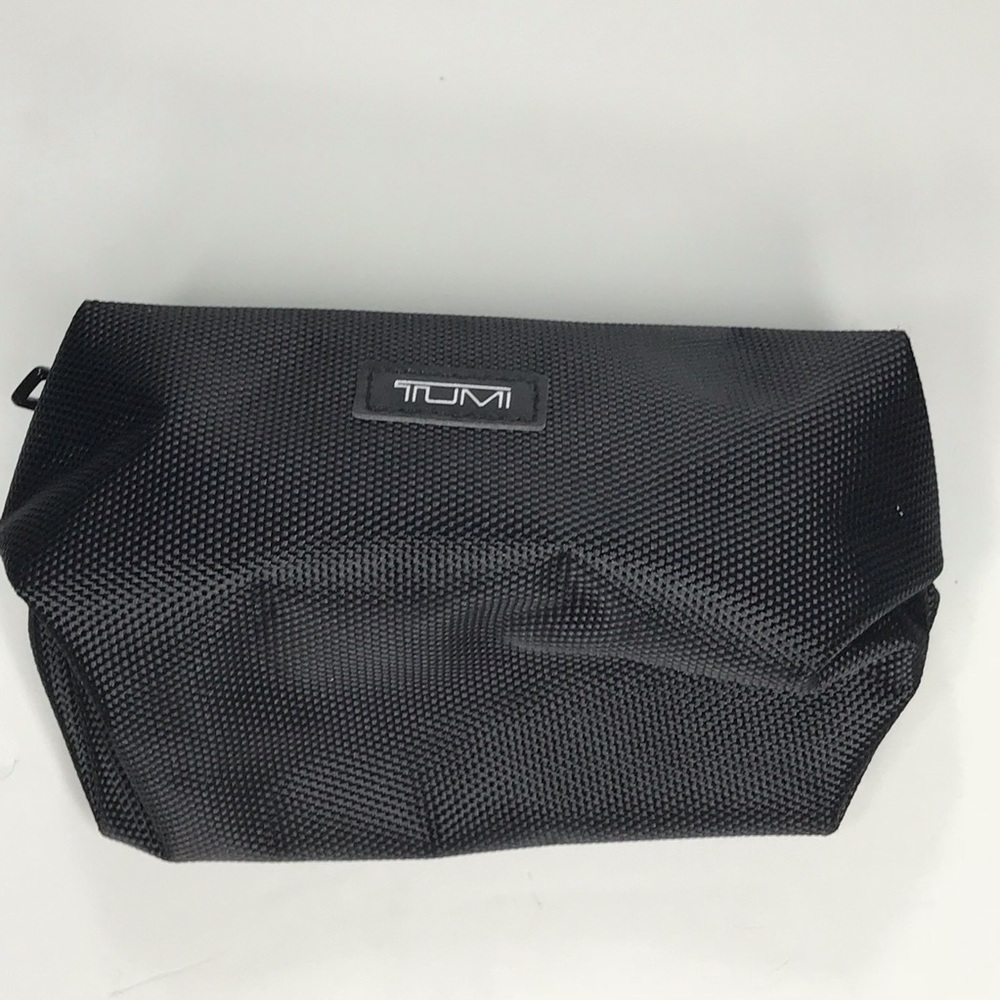 TUMI TOILETRY BAG.